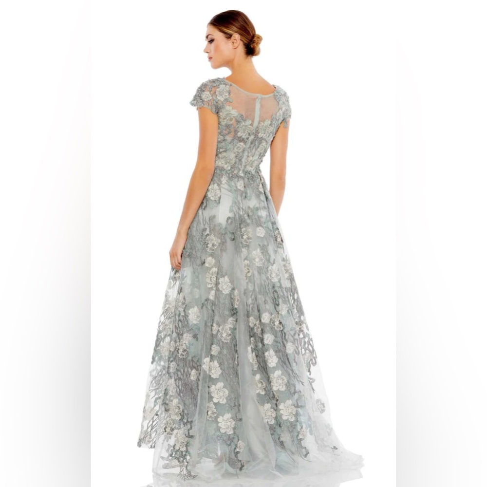 Floral embroidered short sleeve gown - Picture 2 of 3